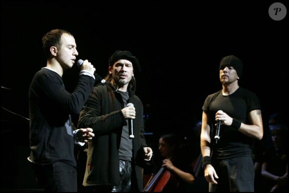 Calogero, Florent Pagny et Pascal Obispo lors de la soirée pour les 10 ans du Sidaction au Théâtre du Châtelet, à Paris le 1er décembre 2004.