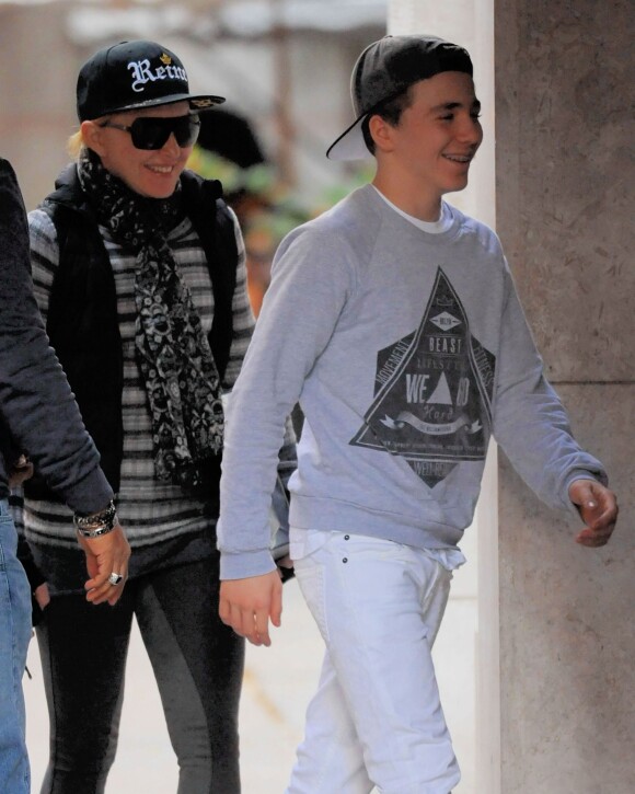 Madonna avec son fils Rocco se rend au centre de la Kabbale à New York, le 2 novembre 2013.
