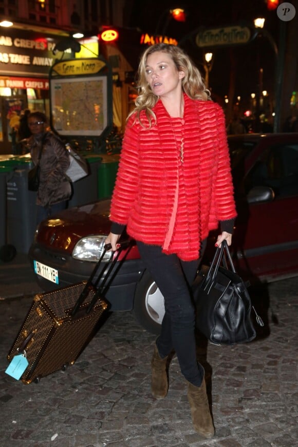 Exclusif - Kate Moss en veste et valise Fendi quitte l'hôtel Shangri-La après un shooting avec Catherine Deneuve. Le top model a immédiatement pris la direction de Londres par Eurostar, via la Gard du Nord. Paris, le 4 novembre 2013.
