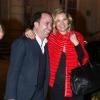 Exclusif - Kate Moss en veste rouge Fendi et un ami quittent l'hôtel Shangri-La à Paris, le 4 novembre 2013.