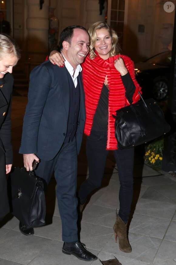 Exclusif - Kate Moss en veste rouge Fendi et un ami quittent l'hôtel Shangri-La à Paris, le 4 novembre 2013.