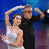 Le tenor italien Andrea Bocelli dans le "Danse avec les stars" italien avec sa partenaire Nancy à Rome le 2 novembre 2013.