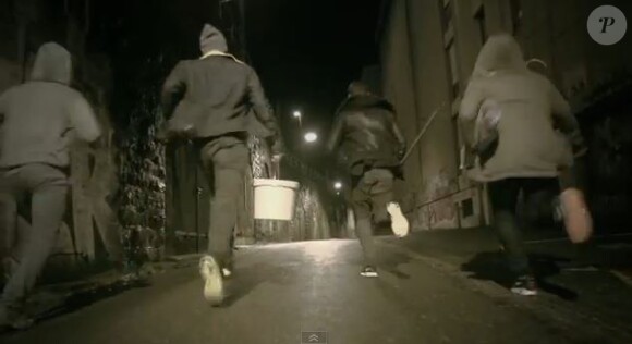 Le jeune chanteur Bastian Baker et ses amis collent des affiches dans les rues de Lausanne, en Suisse, pour le clip de Follow the wind.