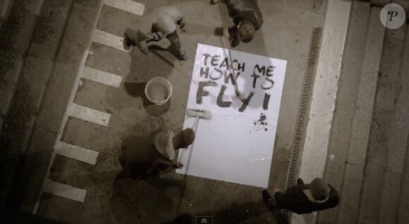 Le chanteur Bastian Baker et ses amis collent des affiches dans les rues de Lausanne, en Suisse, pour le clip de Follow the wind.