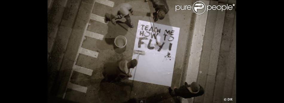Le chanteur Bastian Baker et ses amis collent des affiches dans les rues de Lausanne, en Suisse, pour le clip de Follow the wind.