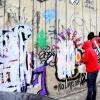 Un photographe énervé recouvre de peinture le graffiti du chanteur Justin Beiber à Rio de Janeiro le 5 Novembre 2013. Une enquête de police a été ouverte pour savoir si le chanteur a obtenu une autorisation.