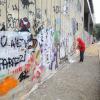 Un photographe énervé recouvre de peinture le graffiti du chanteur Justin Beiber à Rio de Janeiro le 5 Novembre 2013. Une enquête de police a été ouverte pour savoir si le chanteur a obtenu une autorisation.