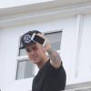Justin Bieber salue ses fans sur le balcon de son hôtel à Rio de Janeiro au Brésil le 1er novembre 2013.