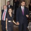 Letizia et Felipe d'Espagne président la remise du prix de journalisme Francisco Cerecedo à l'hôtel Ritz. Madrid, le 6 novembre 2013.