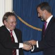 Le prince Felipe d'Espagne remet à Xavier Vidal-Folch le prix de journalisme Francisco Cerecedo à l'hôtel Ritz. Madrid, le 6 novembre 2013.