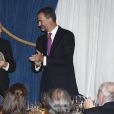 Le prince Felipe d'Espagne remet à Xavier Vidal-Folch le prix de journalisme Francisco Cerecedo à l'hôtel Ritz. Madrid, le 6 novembre 2013.