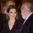 Letizia d'Espagne assiste à la remise du prix de journalisme Francisco Cerecedo à l'hôtel Ritz. Madrid, le 6 novembre 2013.