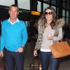Exclusif - Liz Hurley et Shane Warne arrivent à l'aéroport de Londres. Le couple semble heureux, malgré les rumeurs, de quitter la grisaille londonienne ensemble. Le 6 novembre 2013.