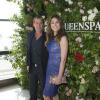 Elizabeth Hurley et son petit ami Shane Warne lors du lancement de sa ligne de vêtements Queenspark à Sydney, le 8 novembre 2013.