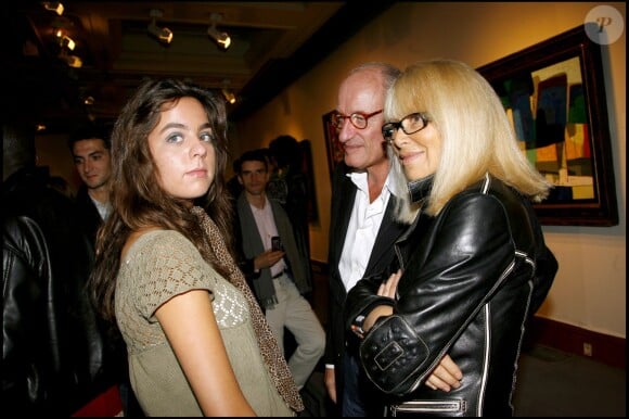 Anouchka Delon, Mireille Darc et son mari Pascal Desprez lors de l'exposition de la collection personnelle d'Alain Delon le 15 octobre 2007 à Paris