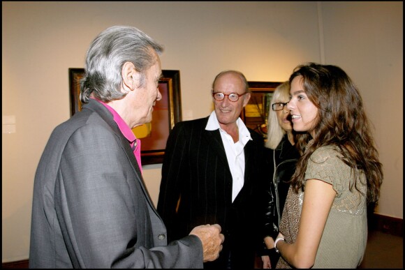 Alain Delon,  Anouchka Delon, Mireille Darc et son mari Pascal Desprez lors de l'exposition de la collection personnelle d'Alain Delon le 15 octobre 2007 à Paris