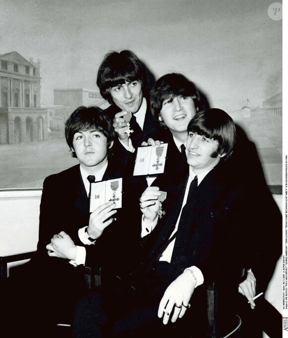 Paul McCartney, George Harrison, John Lennon et Ringo Star à Buckingham Palace en 1965.