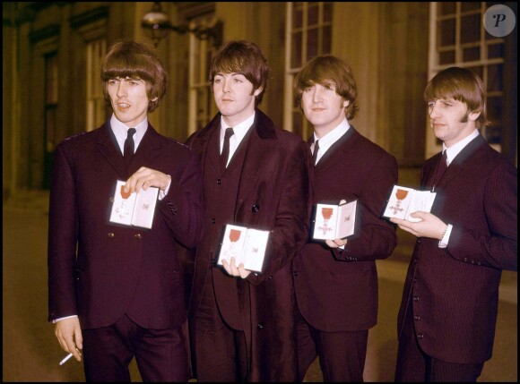 Paul McCartney, George Harrison, John Lennon et Ringo Star, à Buckingham Palace, le 1er février 1965.
