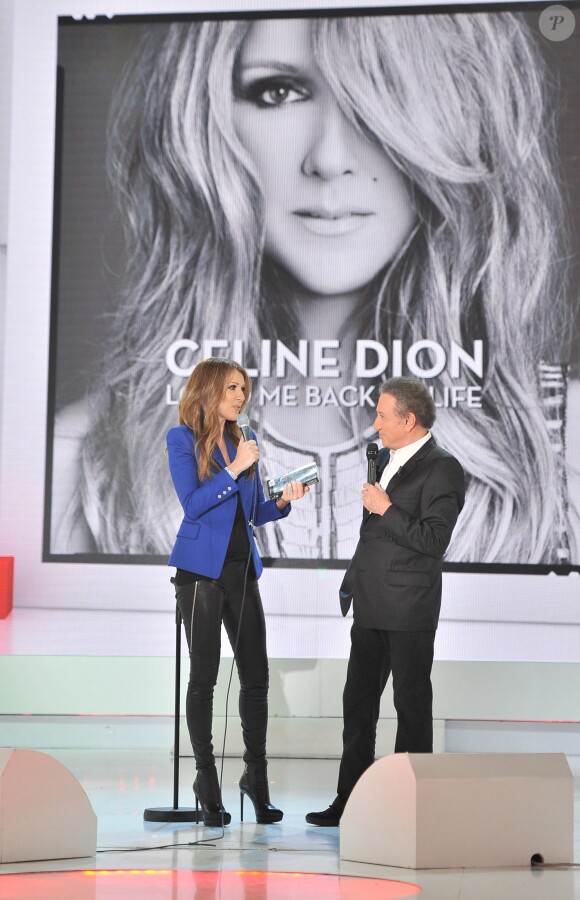 Céline Dion sur le plateau de Vivement Dimanche, présenté par Michel Drucker, le 13 novembre 2013 à Paris.