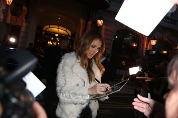 Céline Dion quitte son hôtel pour se rendre sur le plateau de l'émission  "Vivement Dimanche" à Paris, le 13 novembre 2013.