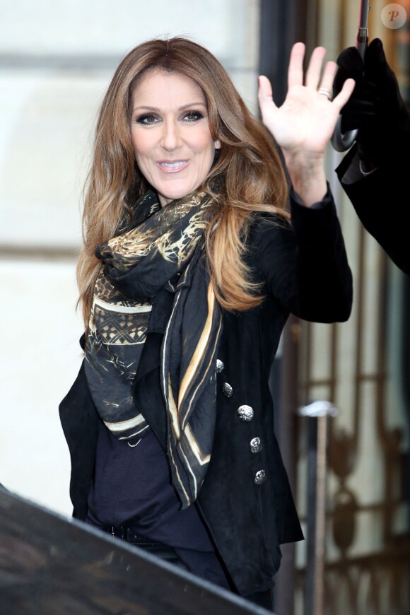 Céline Dion sort de son hôtel parisien. Le 12 novembre 2013.