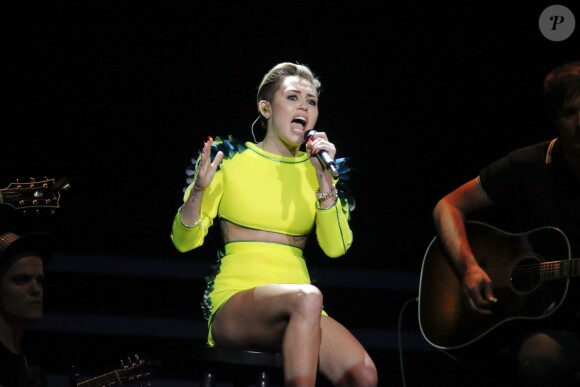 Miley Cyrus sur la scène des Bambi Awards à Berlin en Allemagne, le 14 novembre 2013.