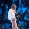 Miley Cyrus fume un joint sur la scène des MTV European Music Awards (EMA) 2013 au Ziggo Dome à Amsterdam, le 10 november 2013.