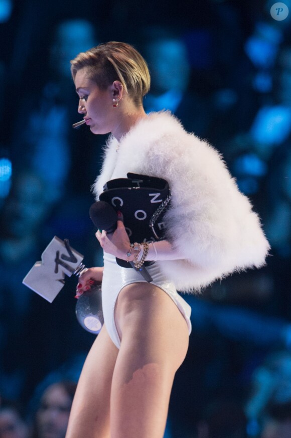 Miley Cyrus fume un joint aux MTV European Music Awards (EMA) 2013 au Ziggo Dome à Amsterdam, le 10 november 2013.
