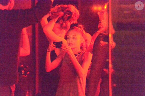 Exclusif - Nicole Richie fait la fête au Titty Twister à Paris pour l'anniversaire d'une amie. Le 15 novembre 2013.