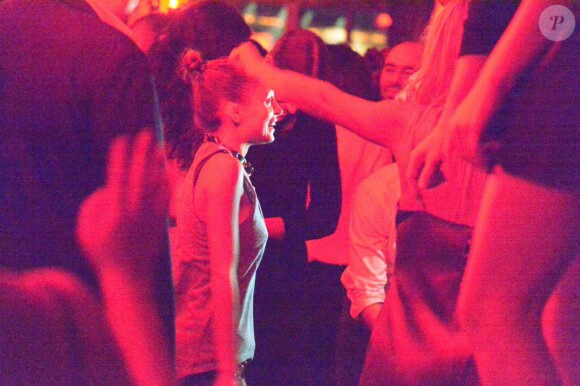 Exclusif - Nicole Richie est venue fêter l'anniversaire d'une amie à Paris. Après un dîner à la Maison de la Truffe, la troupe est allée s'amuser au club Titty Twister. Plus tôt dans la journee, Nicole Richie s'était rendue à Versailles pour visiter le célèbre château. Le 15 novembre 2013.