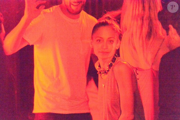 Exclusif - Nicole Richie est venue fêter l'anniversaire d'une amie à Paris. Après un dîner à la Maison de la Truffe, la troupe est allée s'amuser au club Titty Twister. Plus tôt dans la journee, Nicole Richie s'était rendue à Versailles pour visiter le célèbre château. Le 15 novembre 2013.