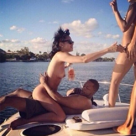 Le rappeur Young Chris a posté puis supprimé sur Instagram cette photo de lui sur un bateau, en très charmante compagnie. La jeune femme nue et assise sur lui ressemble fortement à Rihanna...