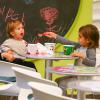 Kourtney Kardashian et ses enfants Mason et Penelope prennent le goûter au Menchie's Frozen Yogurt, au centre commercial The Commons. Calabasas, le 17 novembre 2013.