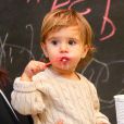 La craquante Penelope prend son goûter au Menchie's Frozen Yogurt avec sa mère Kourtney Kardashian et son frère Mason. Calabasas, le 17 novembre 2013.