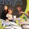 Kourtney Kardashian et ses enfants Mason et Penelope prennent le goûter au Menchie's Frozen Yogurt, au centre commercial The Commons. Calabasas, le 17 novembre 2013.