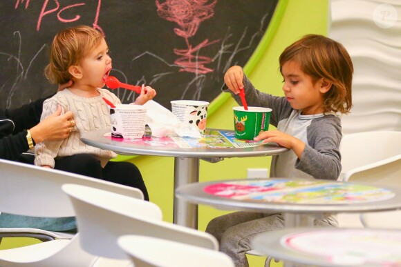 Penelope et Mason (1 et 3 ans) au Menchie's Frozen Yogurt. Calabasas, le 17 novembre 2013.