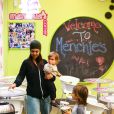 Kourtney Kardashian et ses enfants Mason et Penelope prennent le goûter au Menchie's Frozen Yogurt, au centre commercial The Commons. Calabasas, le 17 novembre 2013.
