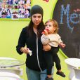 Kourtney Kardashian et sa fille Penelope au Menchie's Frozen Yogurt. Calabasas, le 17 novembre 2013.