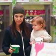 Kourtney Kardashian et sa fille Penelope au Menchie's Frozen Yogurt. Calabasas, le 17 novembre 2013.