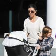 Kourtney Kardashian et ses deux enfants, Mason et Penelope, visitent l'Aquarium of the Pacific à Long Beach. Los Angeles, le 16 novembre 2013.