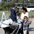 Kourtney Kardashian et ses deux enfants, Mason et Penelope, visitent l'Aquarium of the Pacific à Long Beach. Los Angeles, le 16 novembre 2013.
