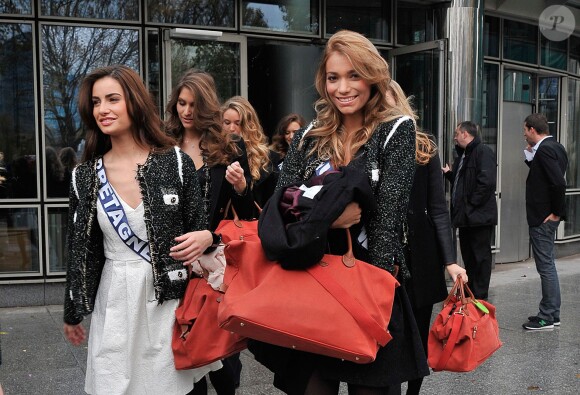 Exclusif - Miss Bretagne 2013, Marie Chartier et Miss Aquitaine 2013, Camille Gafa à la sortie de TF1 le 14 novembre 2013 à Paris.