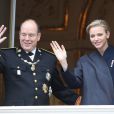 Le prince Albert II et la princesse Charlene de Monaco au balcon du palais princier lors de la fête nationale de Monaco le 19 novembre 2013