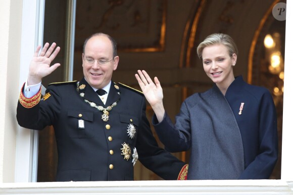 Le prince Albert II et la princesse Charlene de Monaco au balcon du palais princier lors de la fête nationale de Monaco le 19 novembre 2013