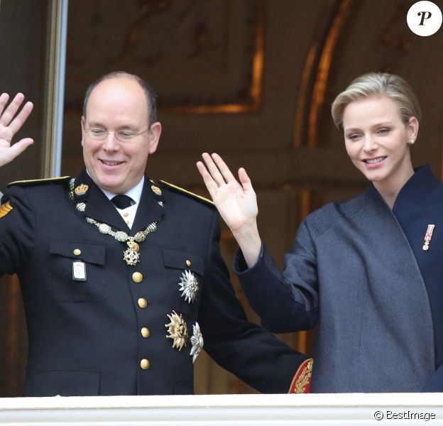 Le prince Albert II et la princesse Charlene de Monaco au balcon du palais princier lors de la fête nationale de Monaco le 19 novembre 2013
