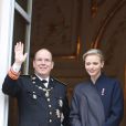 Le prince Albert II et la princesse Charlene de Monaco au balcon du palais princier lors de la fête nationale de Monaco le 19 novembre 2013
