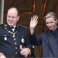 Le prince Albert II et la princesse Charlene de Monaco au balcon du palais princier lors de la fête nationale de Monaco le 19 novembre 2013