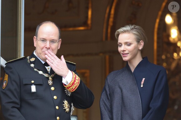 Le prince Albert II et la princesse Charlene de Monaco au balcon du palais princier lors de la fête nationale à Monaco le 19 novembre 2013