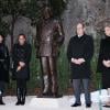 Le prince Albert et la princesse Charlene ont dévoilé une statue de Rainier III à la Rampe Major à Monaco, le 18 novembre 2013