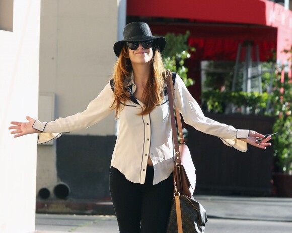 Kate Walsh fait du shopping à Los Angeles, le 7 novembre 2013.